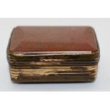 19thC gilt metal agate snuff box with hinged lid, 4x2.5cm