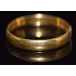 A 22ct gold wedding band/ ring, 3.9g, size Q