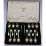 Mappin & Webb Edward VII cased set of twelve hallmarked silver lace back spoons and tongs, London