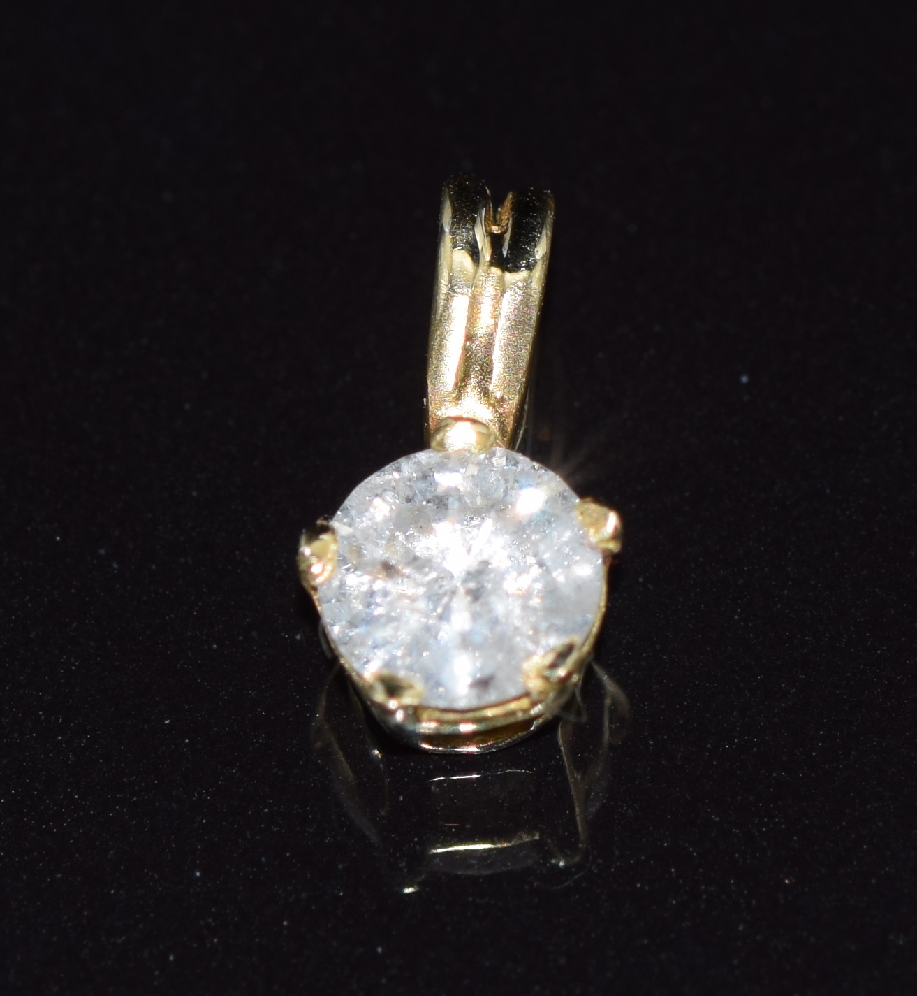 An 18ct gold pendant set with a round cut diamond of approximately 0.48ct, with certificate