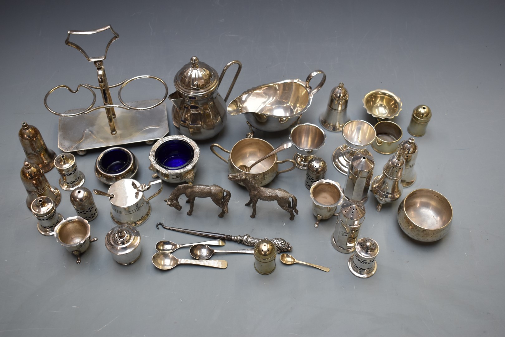 A large quantity of silver plated ware to include cases and loose cutlery, teaware, condiments and - Image 3 of 6