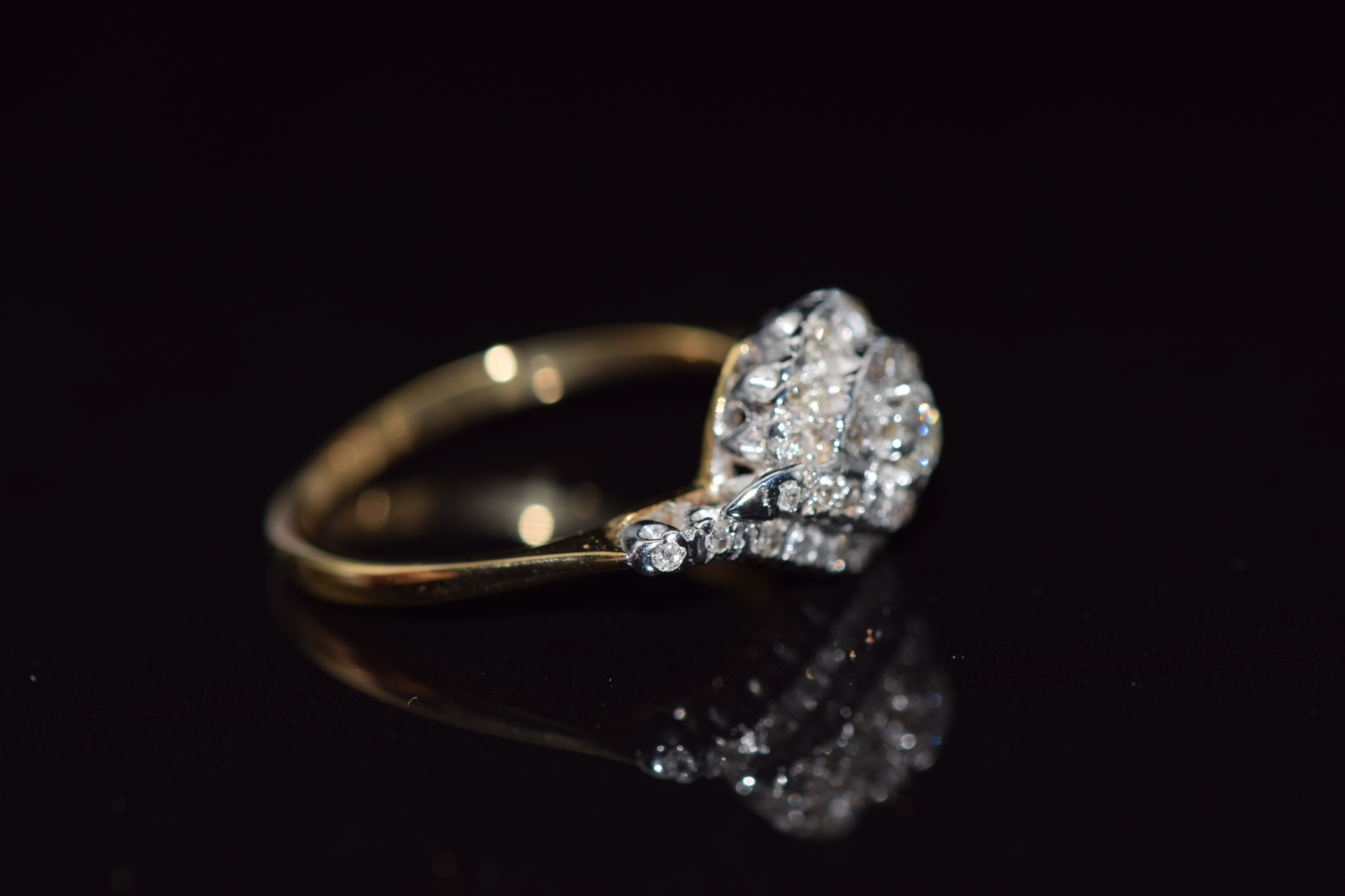 An 18ct gold ring set with diamonds, 3.7g, size M - Image 2 of 2