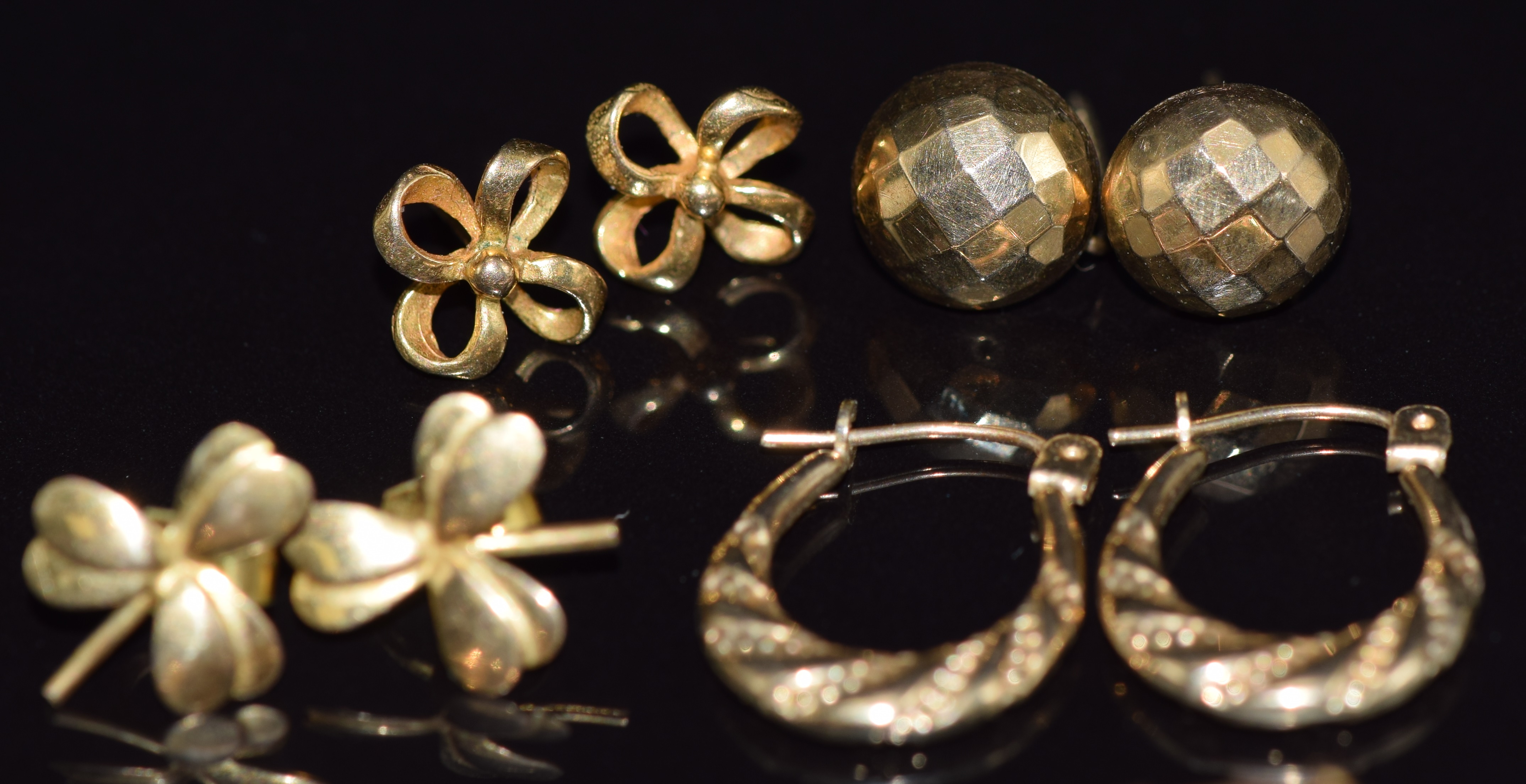 A collection of 9ct gold earrings including hoop , faceted, clover, bow, etc and a 9ct gold mount, - Image 3 of 3