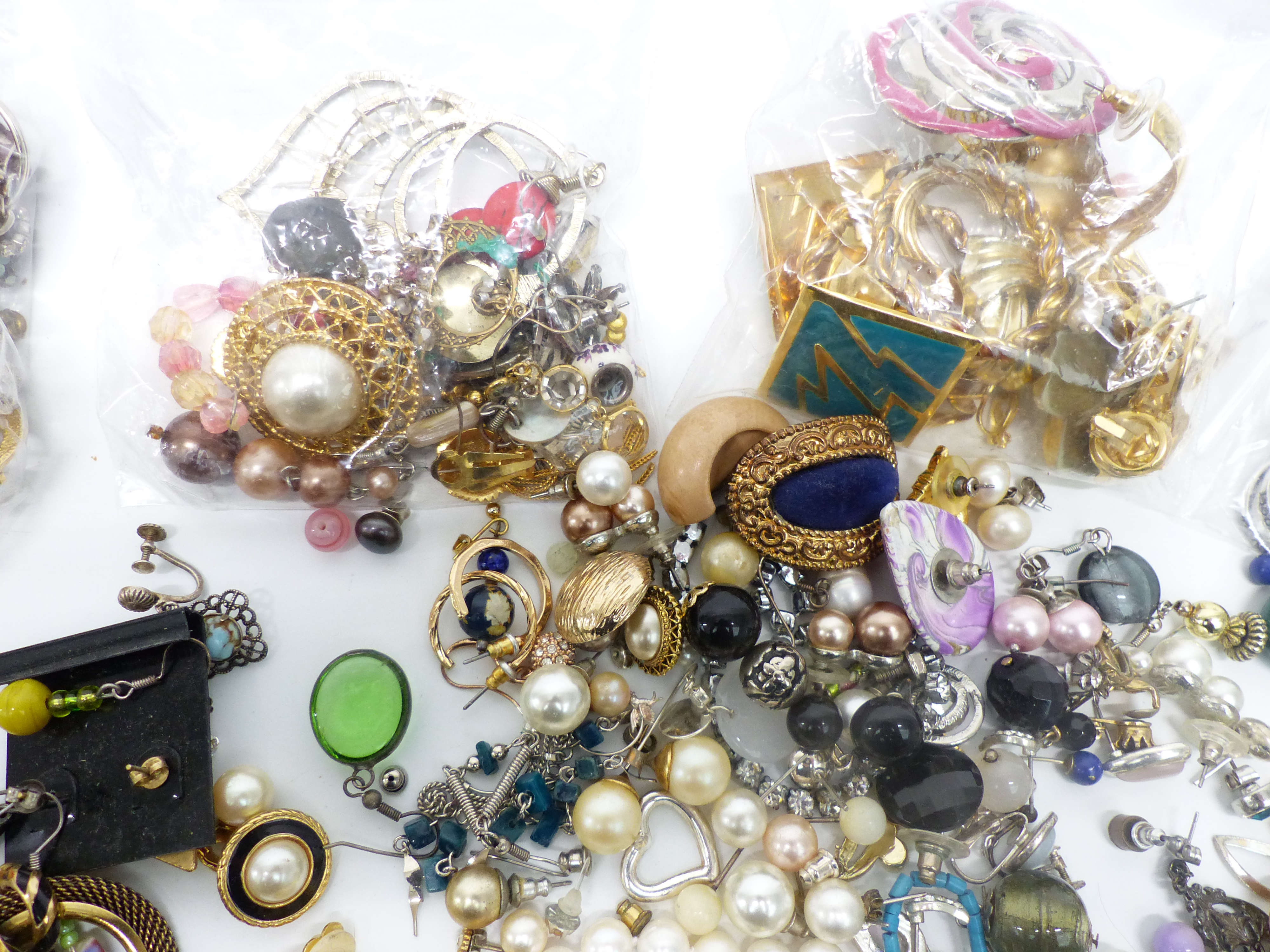 A collection of vintage earrings, vintage swallow brooch, etc - Image 2 of 2