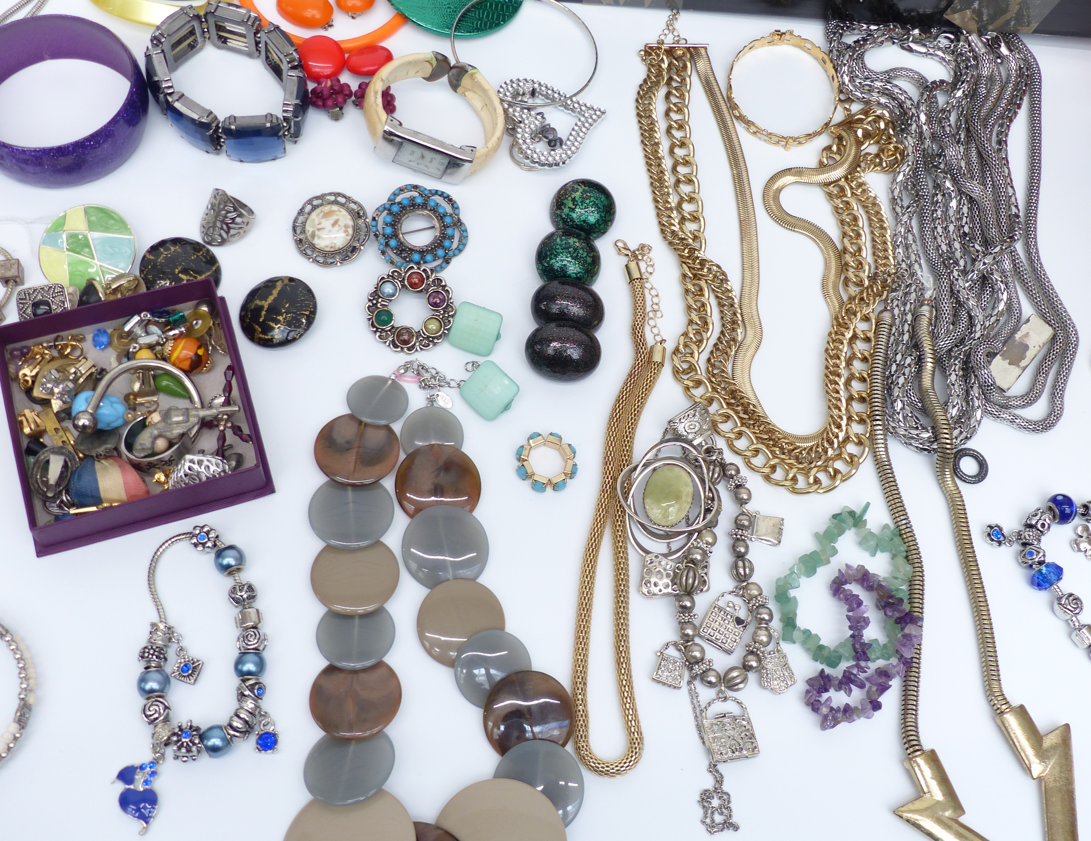 A collection of costume jewellery including necklaces, bracelets, etc - Image 3 of 3
