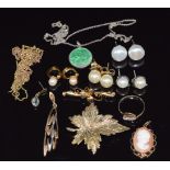 A 9ct gold brooch, 9ct gold ring (6.1g), 9ct gold pendant set with a cameo, a pair of 9ct gold
