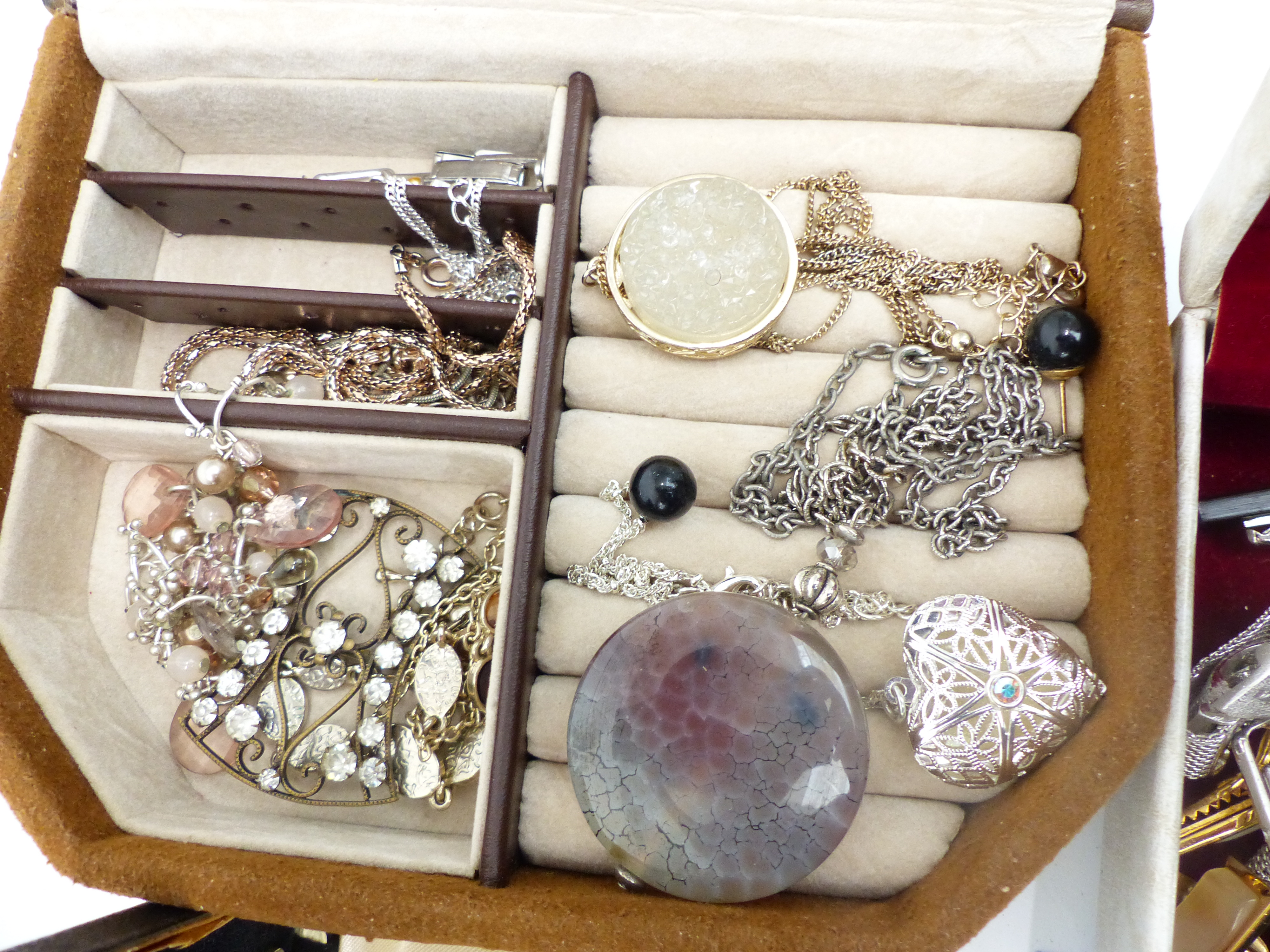 A collection of costume jewellery including earrings, brooches including vintage, micro mosaic, - Image 3 of 5