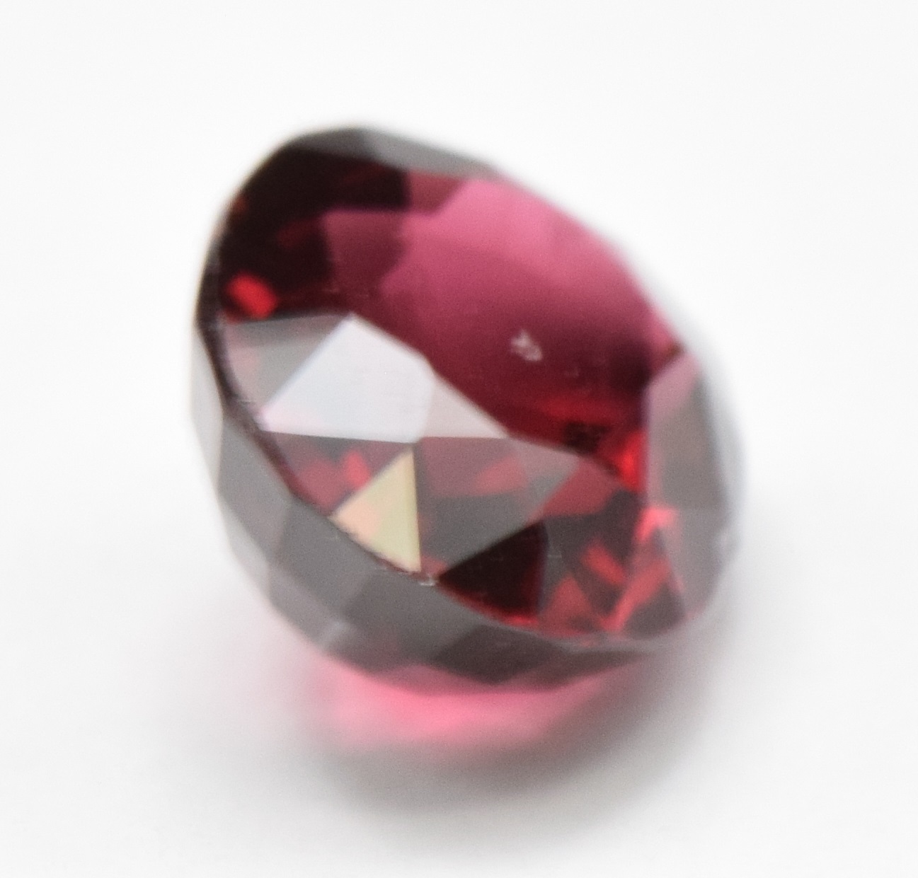 A loose 1.27ct oval cut natural spinel, with certificate - Image 2 of 3