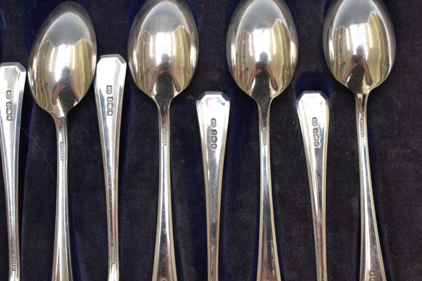 Cased set of twelve Art Deco hallmarked silver teaspoons, Sheffield 1932, maker Harrison - Image 5 of 5