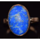 A c1900 yellow metal ring set with an oval sodalite cabochon, 4.5g, size L