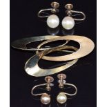 A 9ct gold brooch and two pairs of gold earrings set with pearls, 7.8g