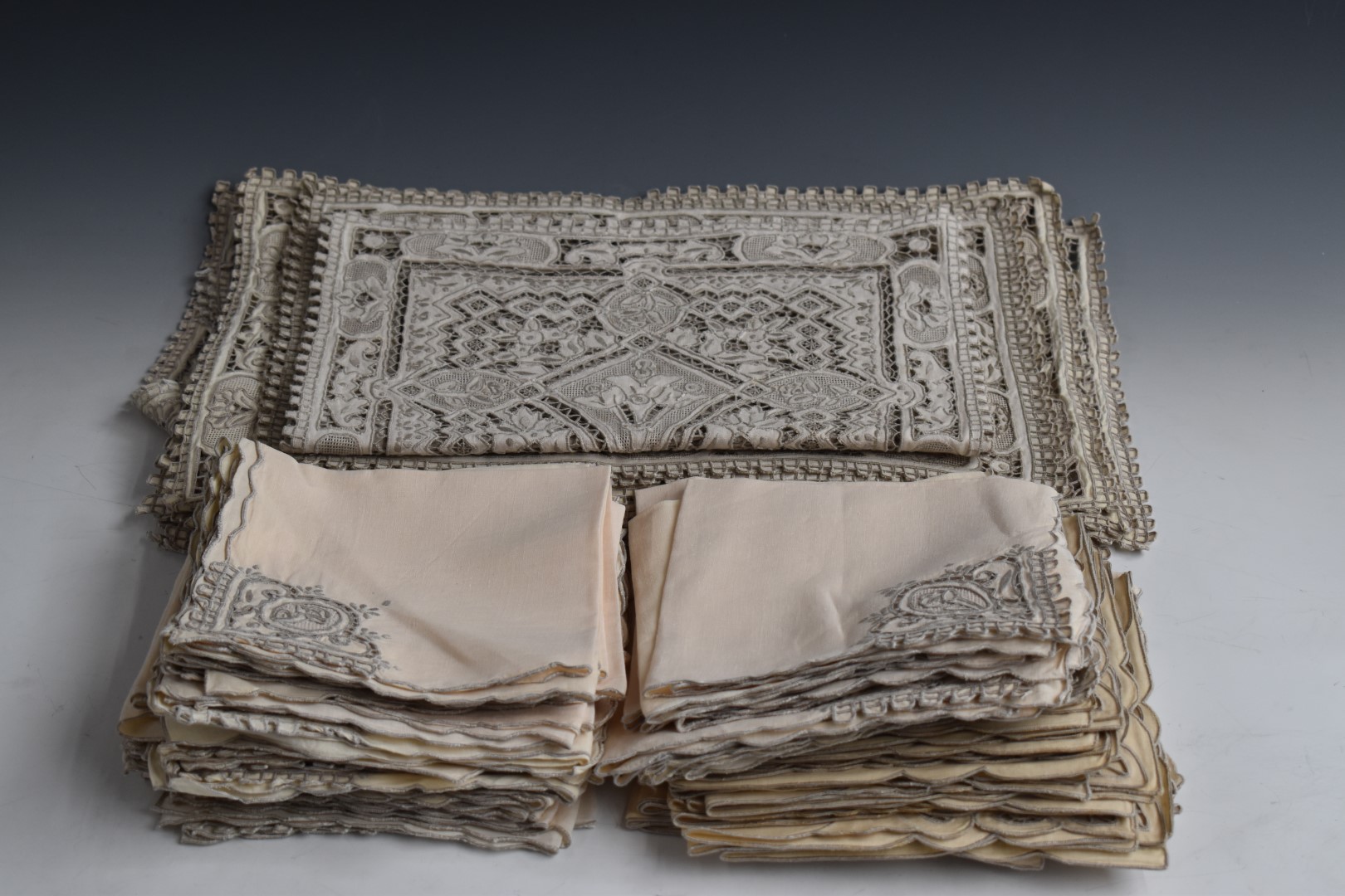A large quantity of linen and lace, mostly Irish - Image 6 of 6