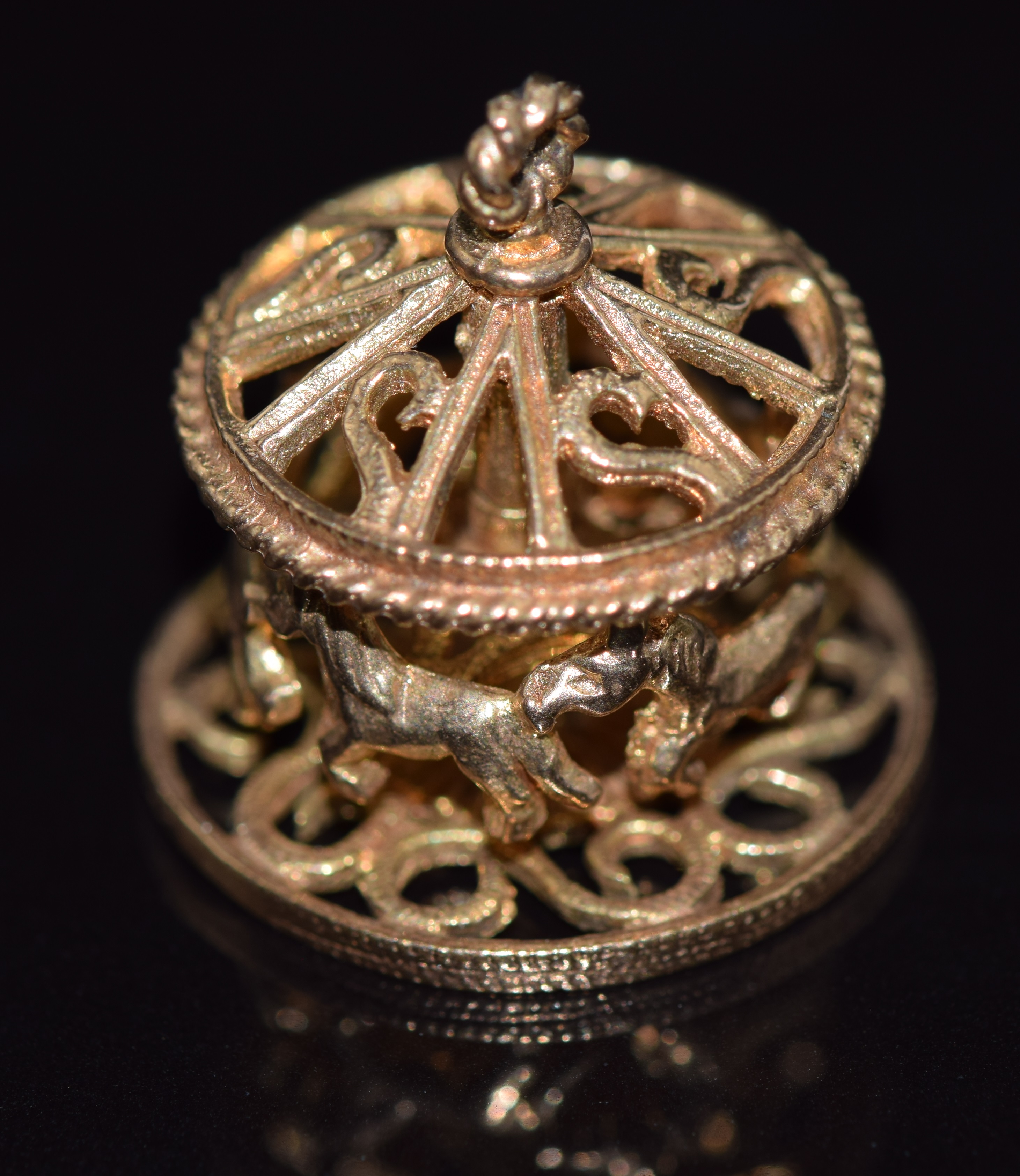 A 9ct gold charm/ pendant in the form of a carousel, 7.1g