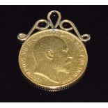 Edward VII 1910 gold half sovereign with pendant mount, 4.4g