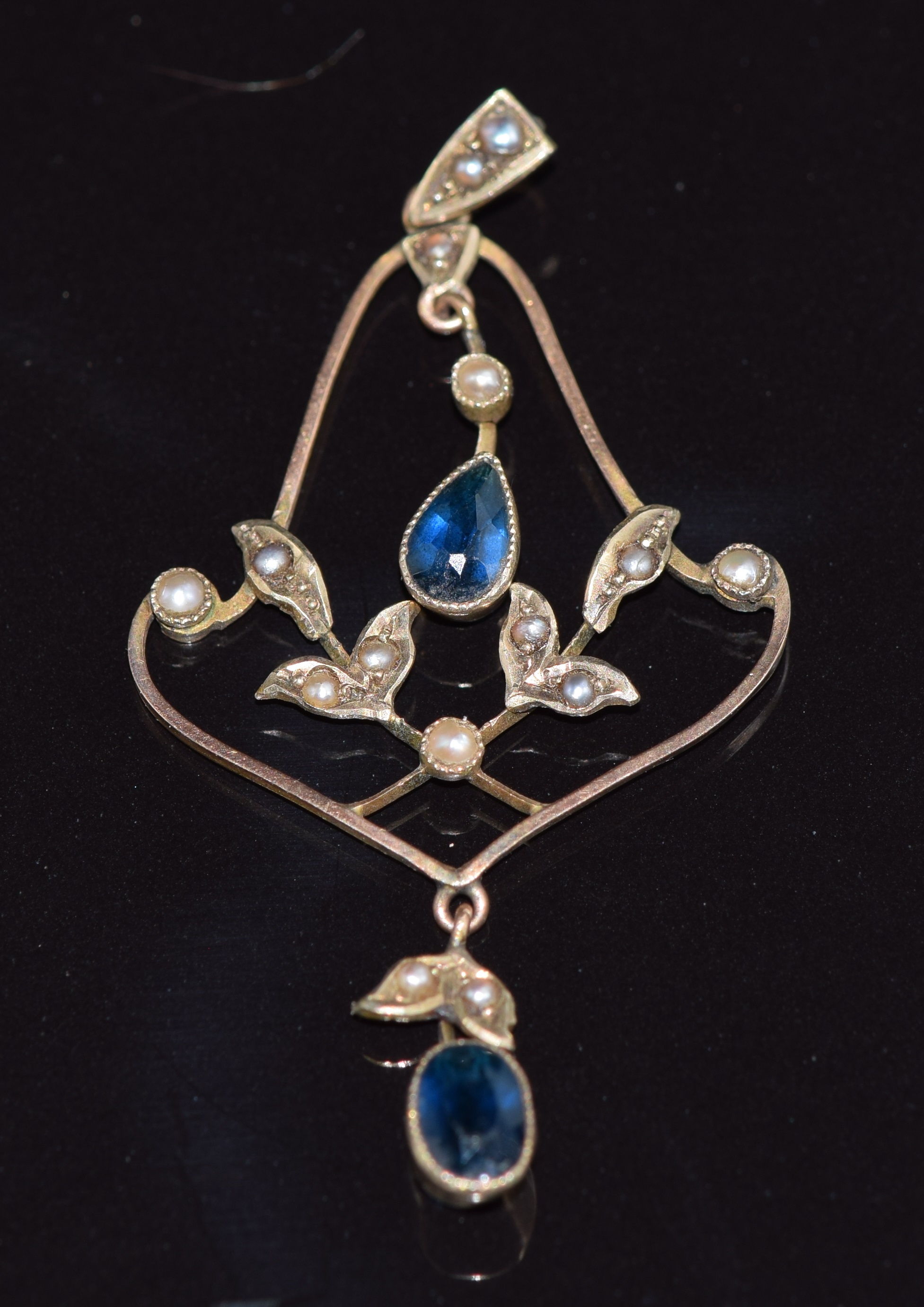 Edwardian 9ct gold pendant set with seed pearls and topaz, 1.8g