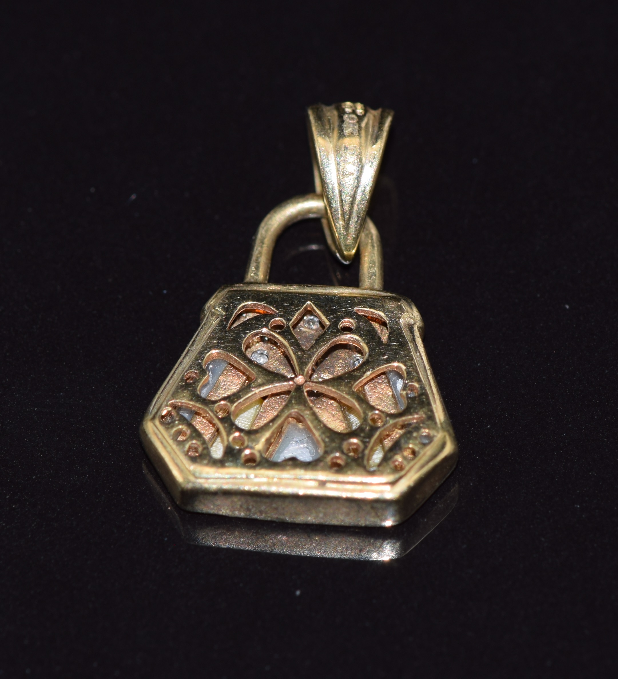 A 9ct gold pendant set with mother of pearl and diamonds, 2.5g, 2.3 x 1.5cm - Image 2 of 2