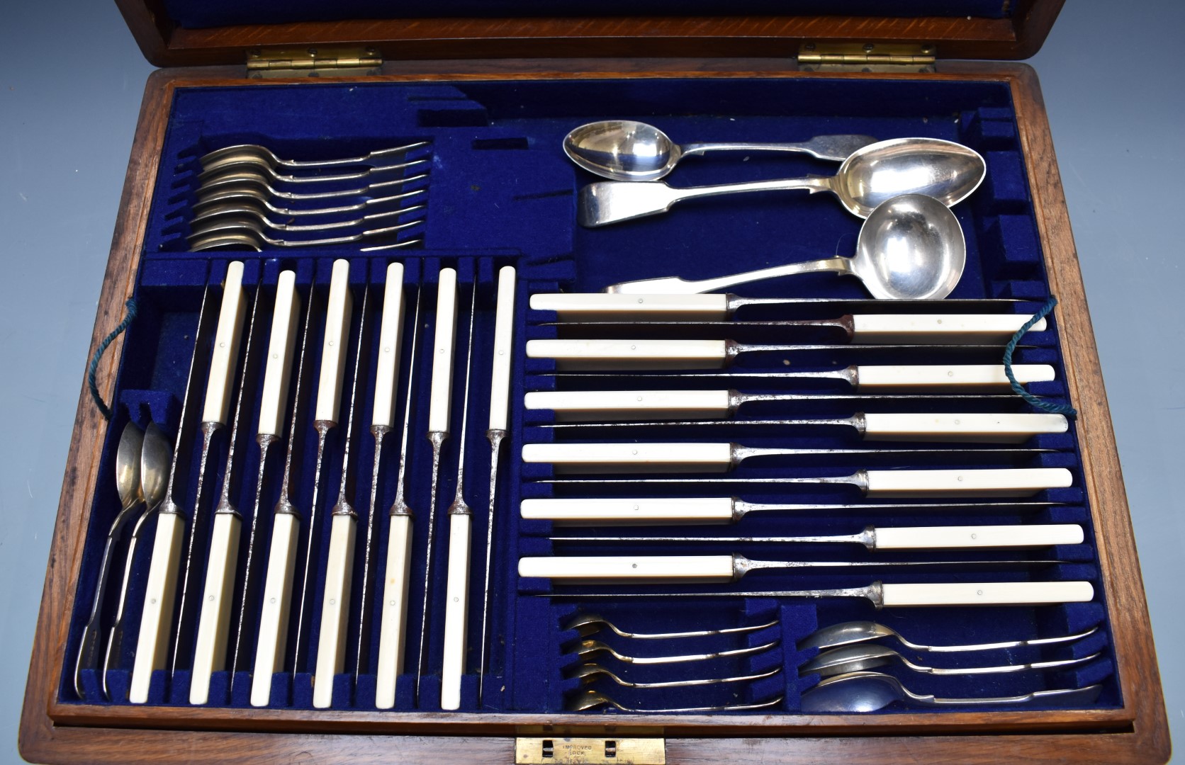 John Round and Son Edward VII silver plated twelve place setting canteen of fiddle pattern - Image 3 of 3