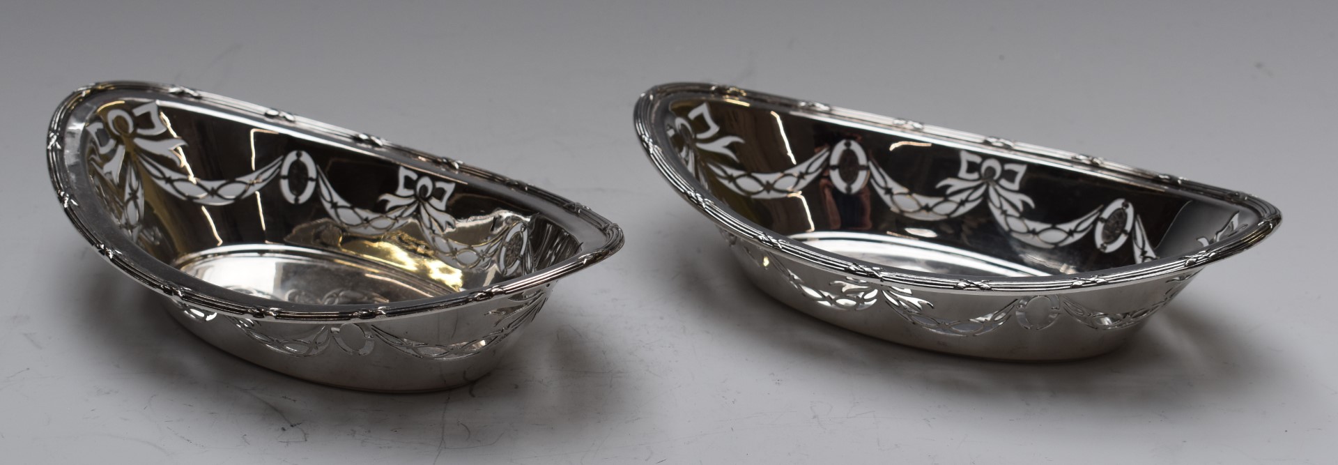 Pair of Edward VII hallmarked silver bon bon dishes with pierced decoration, Sheffield 1907, maker - Image 2 of 3