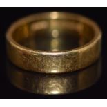 A 22ct gold wedding ring / band, 5.5g, size M