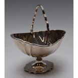 Edward VII hallmarked silver swing handled basket or bon bon dish, Birmingham 1906, maker Levi &