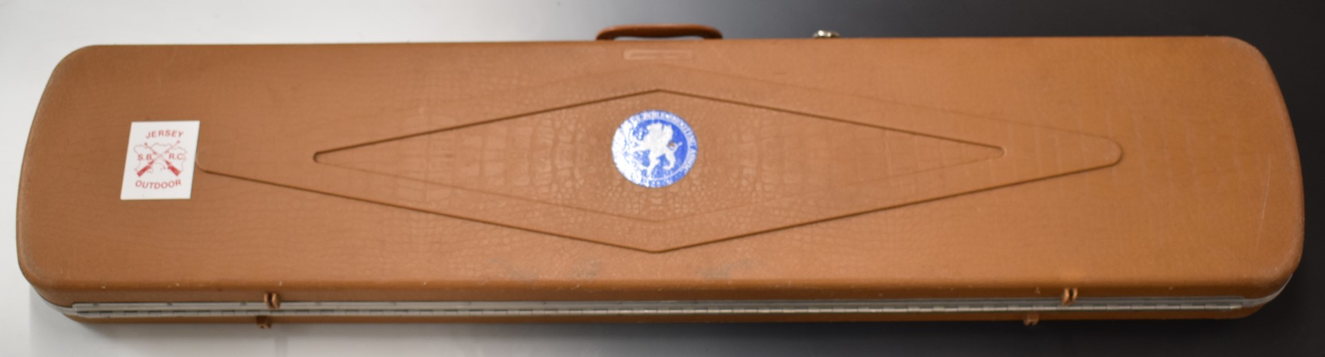 GunGuard shotgun or rifle flight case with padded interior and carry handle, 136x30x11cm.