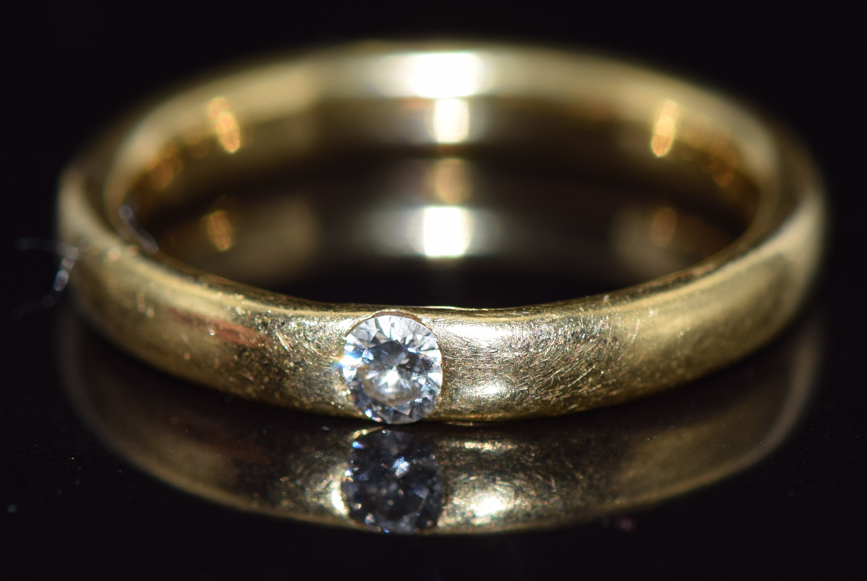 An 18ct gold ring set with a diamond of approximately 0.1ct, 4.0g, size M/N