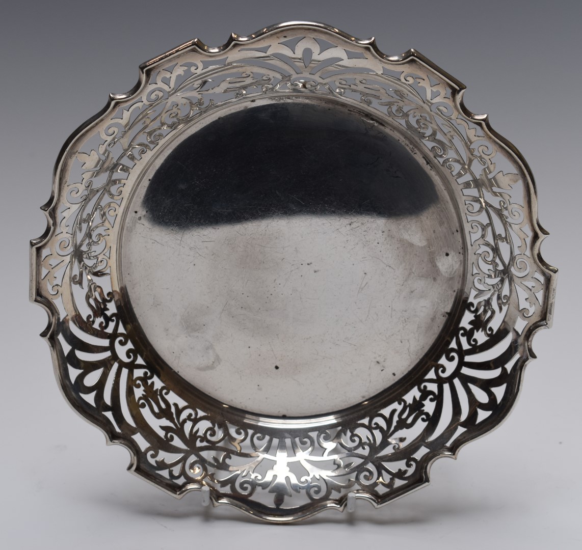 Edward VII hallmarked silver bon bon dish with pierced decoration, raised on three feet,