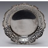 Edward VII hallmarked silver bon bon dish with pierced decoration, raised on three feet,