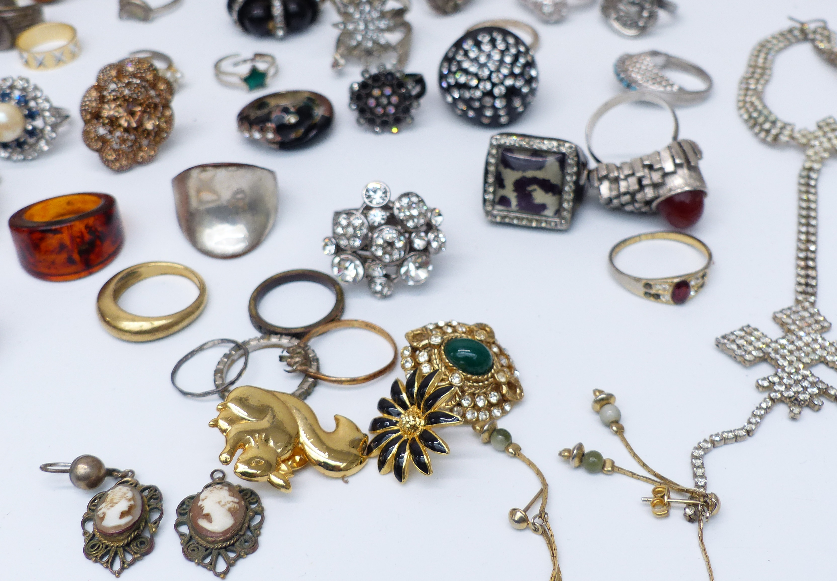 A collection of costume jewellery including necklaces, bracelets, etc - Image 2 of 4