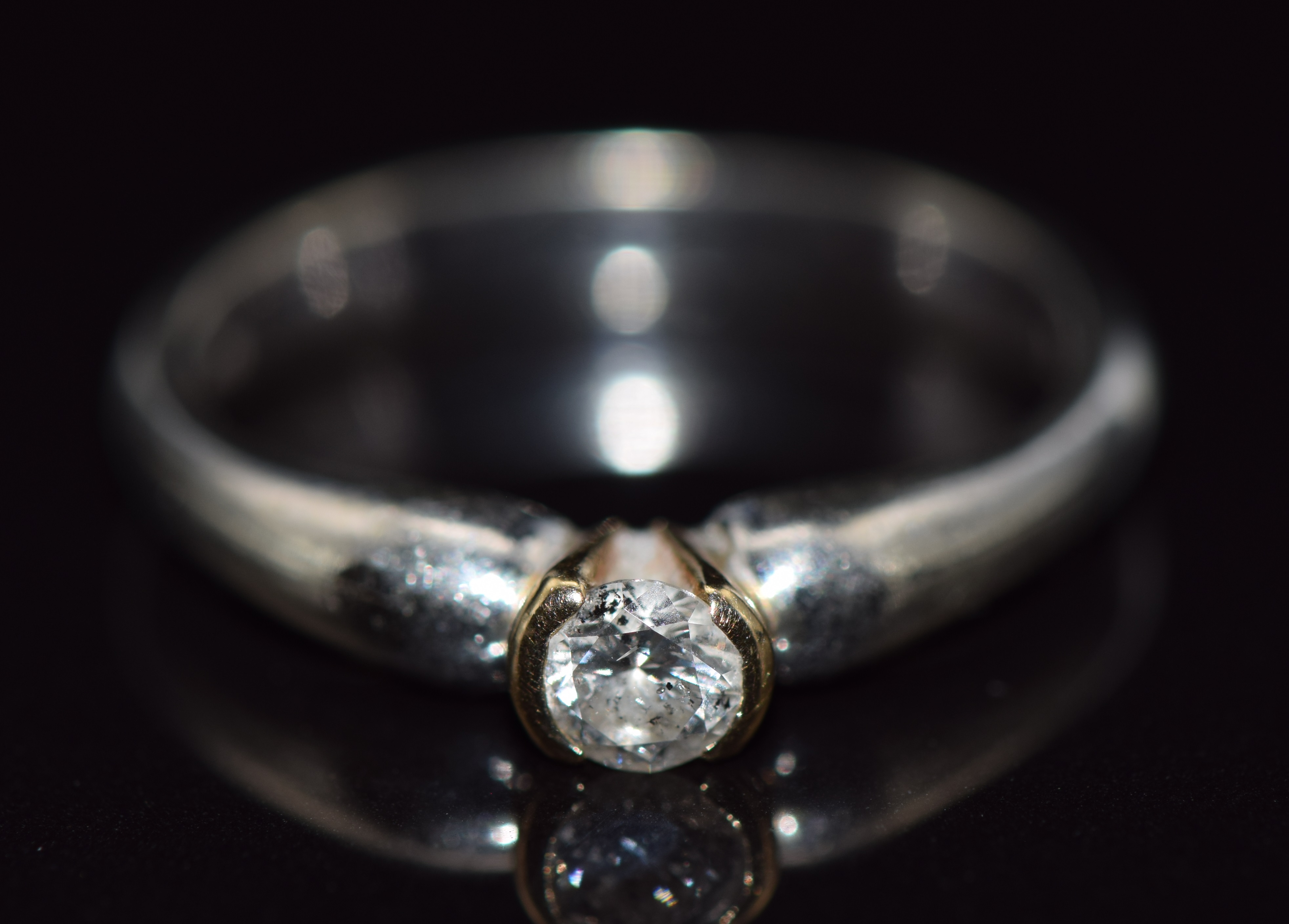 A 9ct white gold ring set with a round cut diamond of approximately 0.2ct, 2.6g, size L