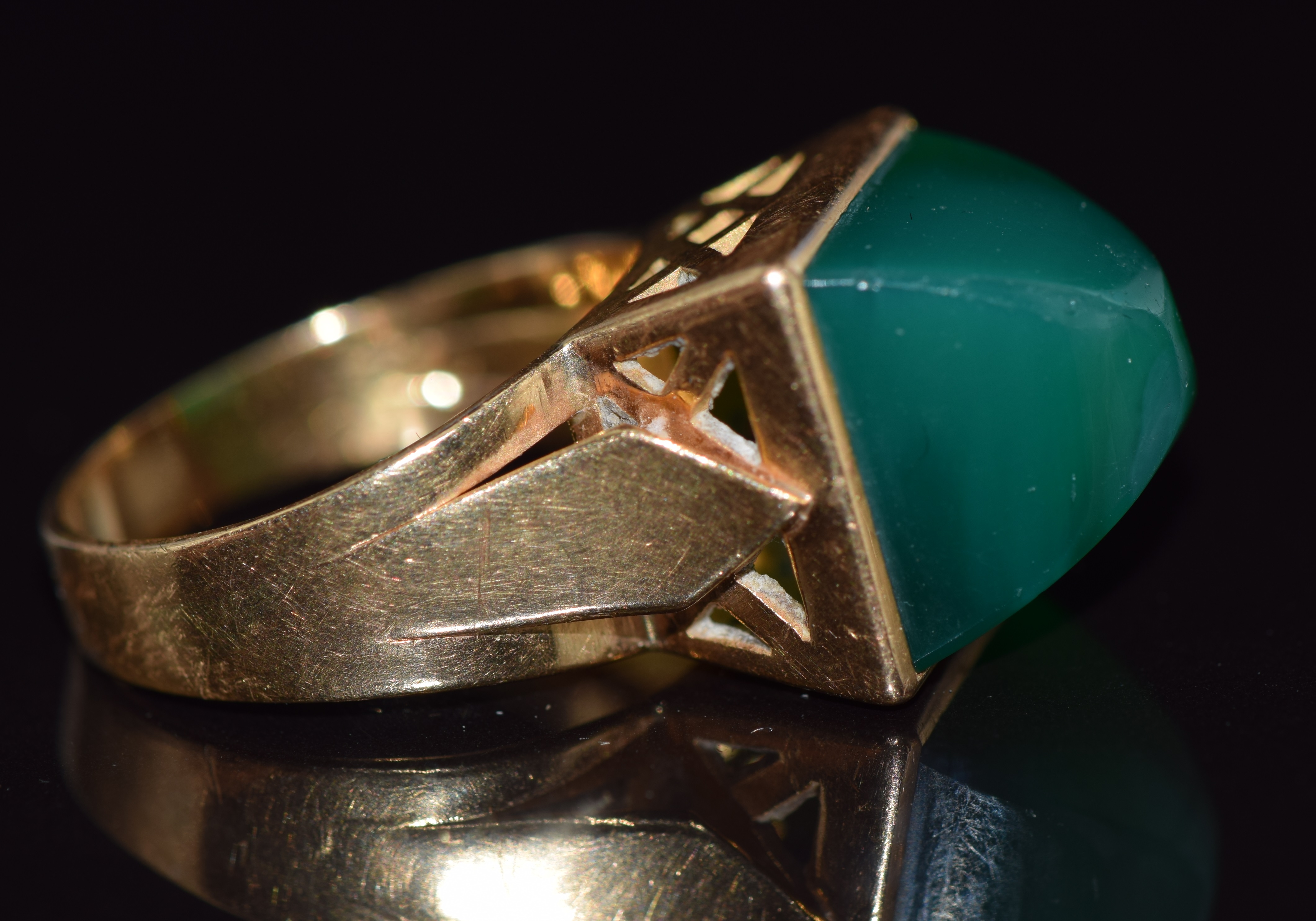 An 18ct gold ring set with green agate, 7.5g, size L/M - Image 2 of 2