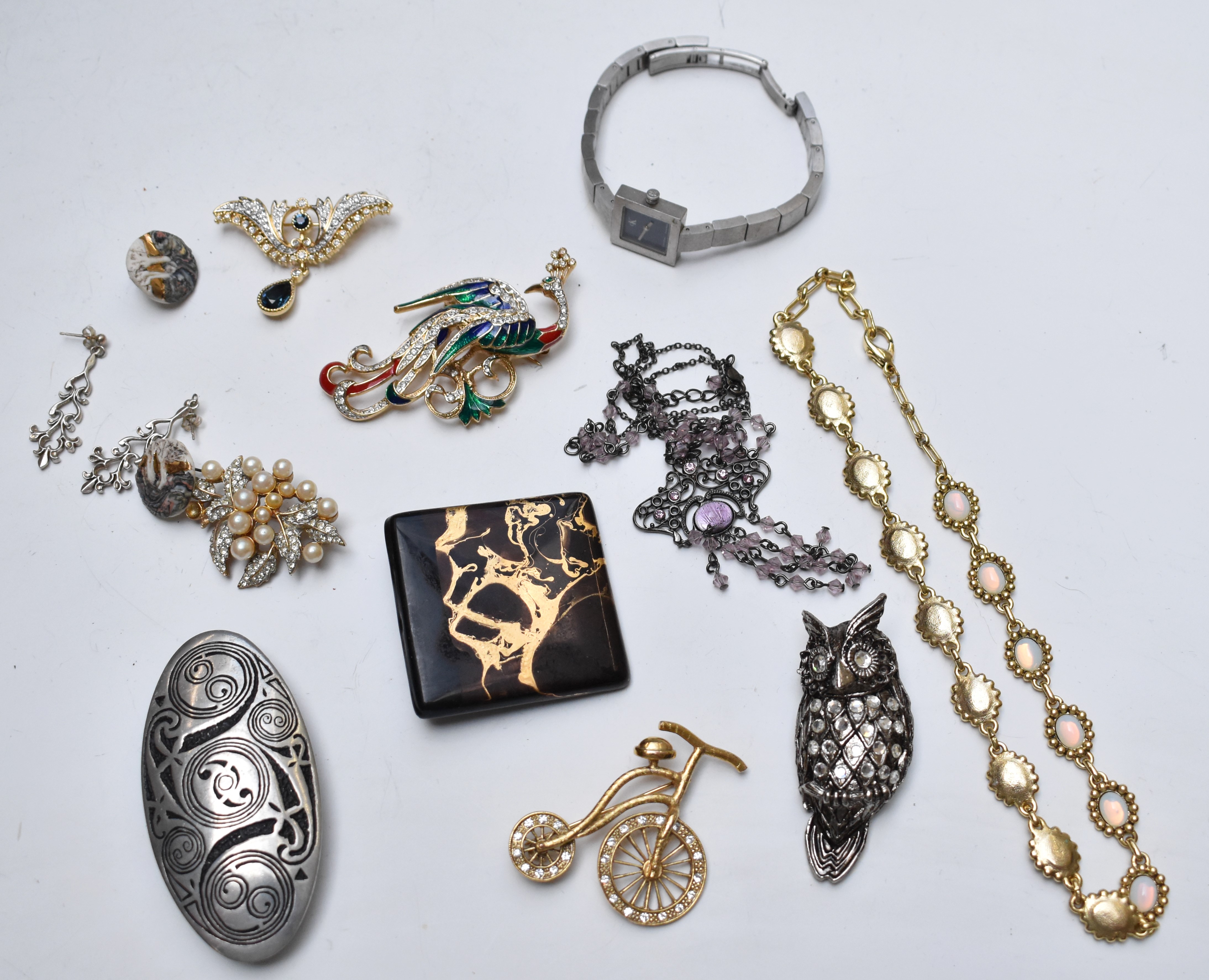 A collection of costume jewellery including The Duchess of Windsor panther bracelet by Franklin - Image 5 of 6