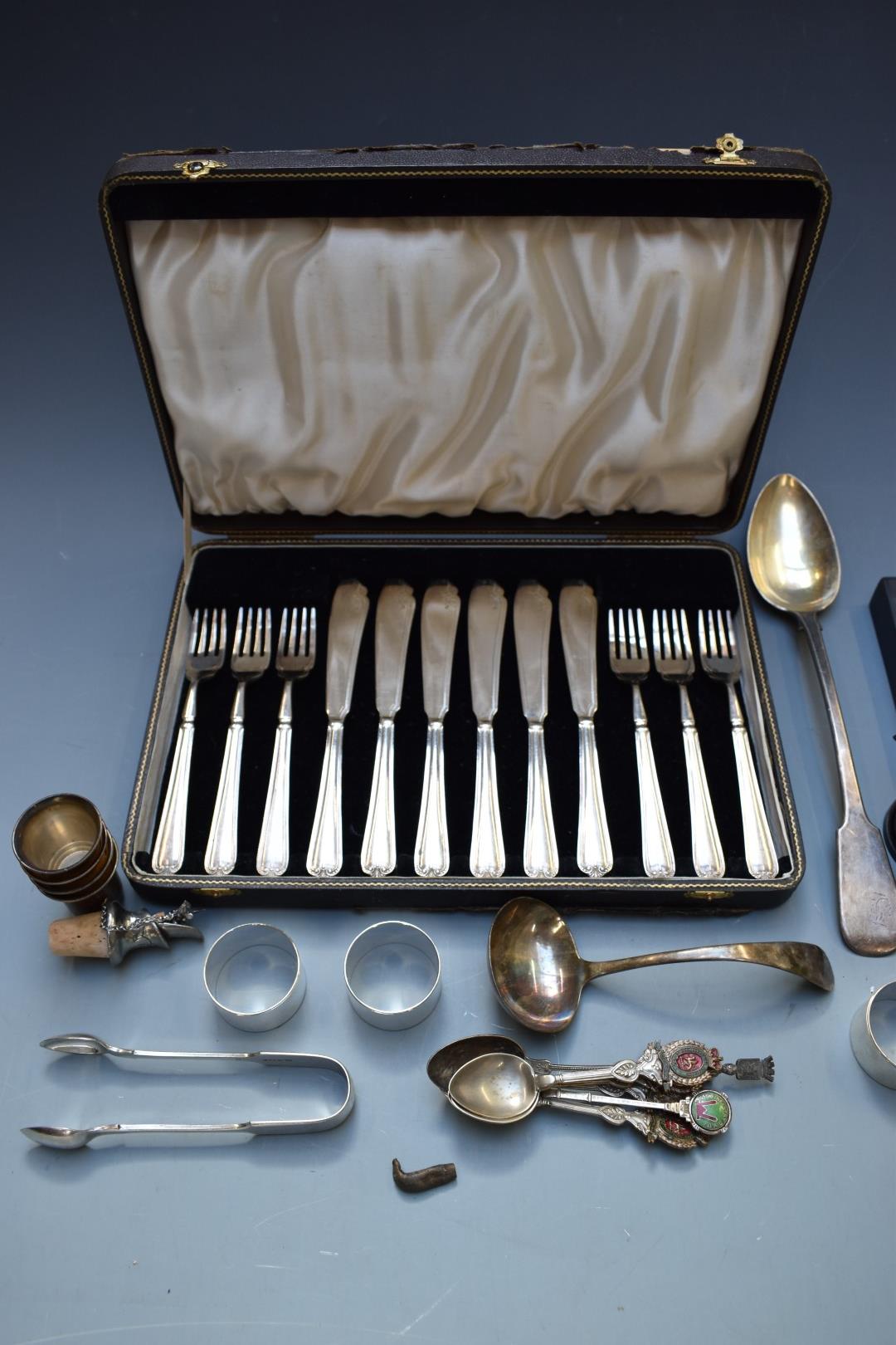 Silver plated ware to include cased cutlery, Chad Valley roulette game and Viners tankard. - Image 5 of 6