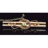 A 9ct gold brooch set with a peridot, 2.4g, 4cm