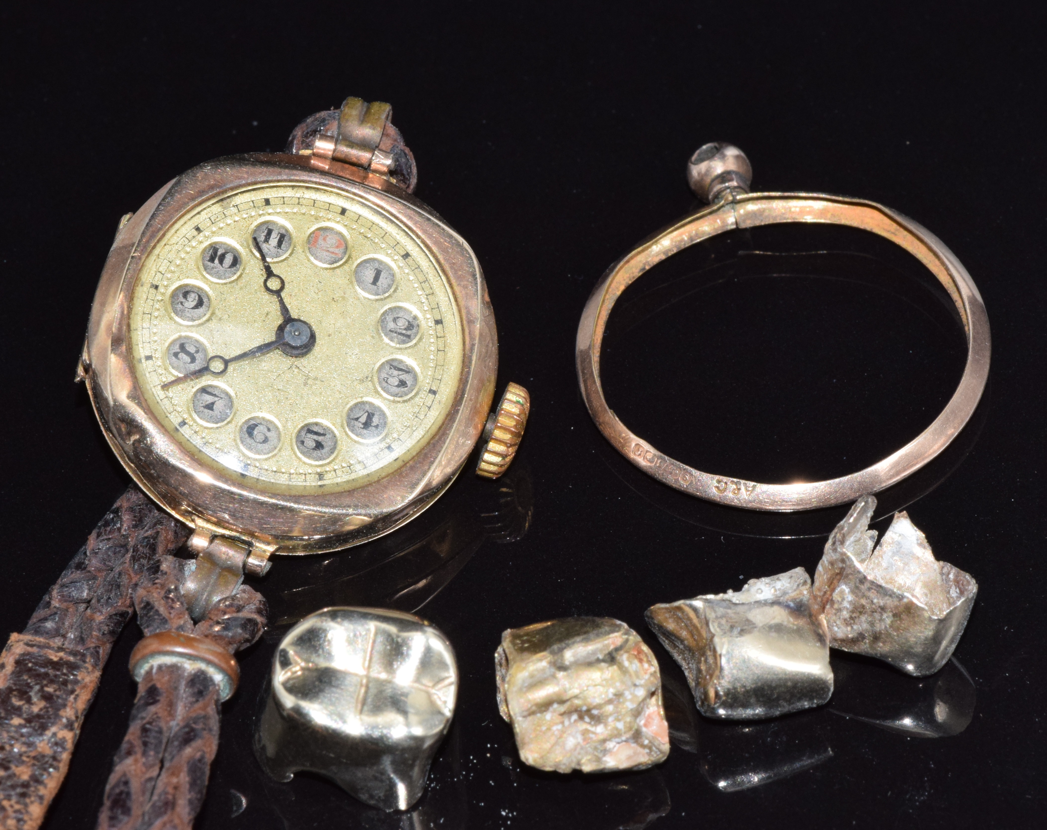 A 9ct gold watch, gold teeth and 9ct gold mount (10.8g)