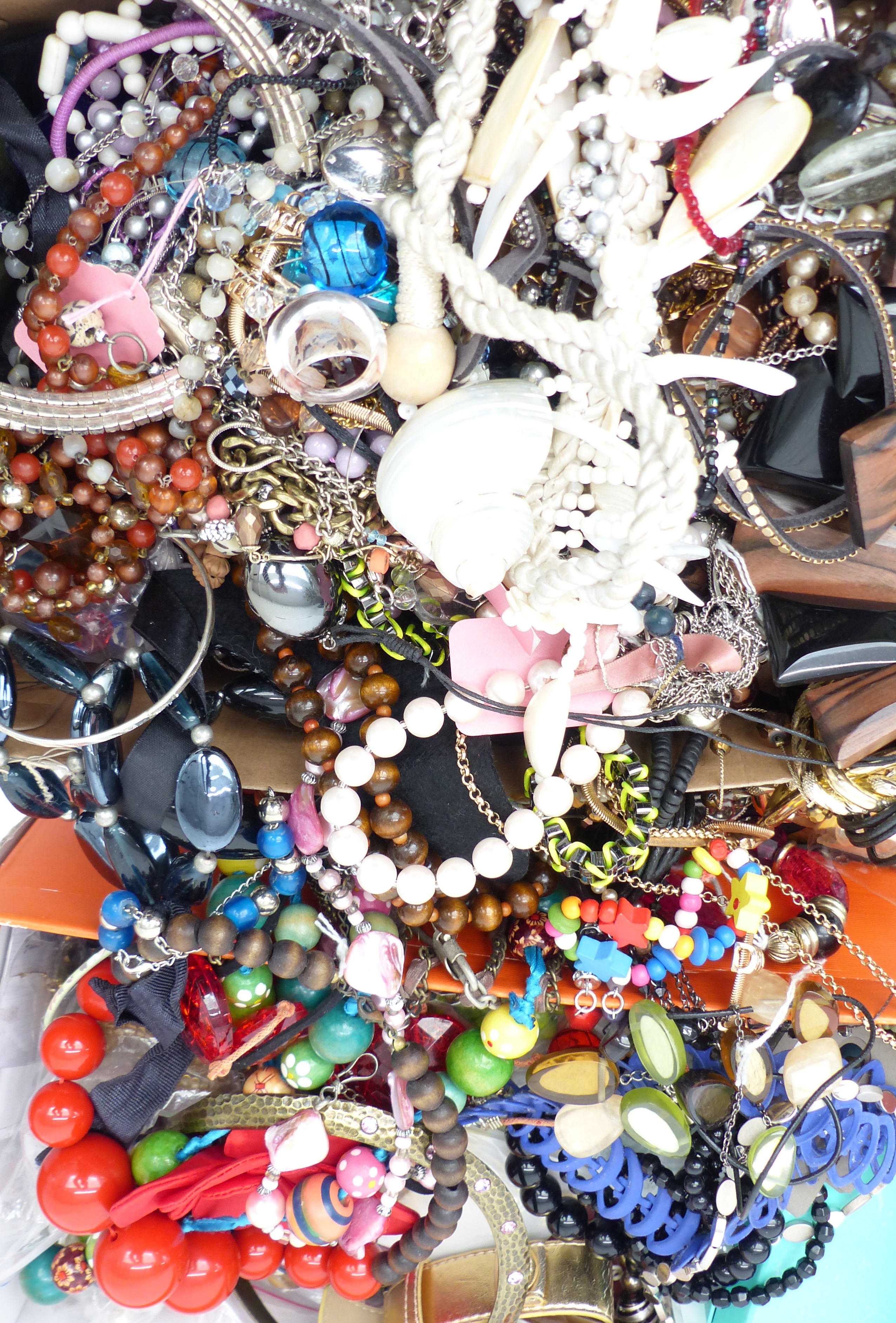 A collection of costume jewellery including necklaces, bracelets, etc - Image 2 of 3