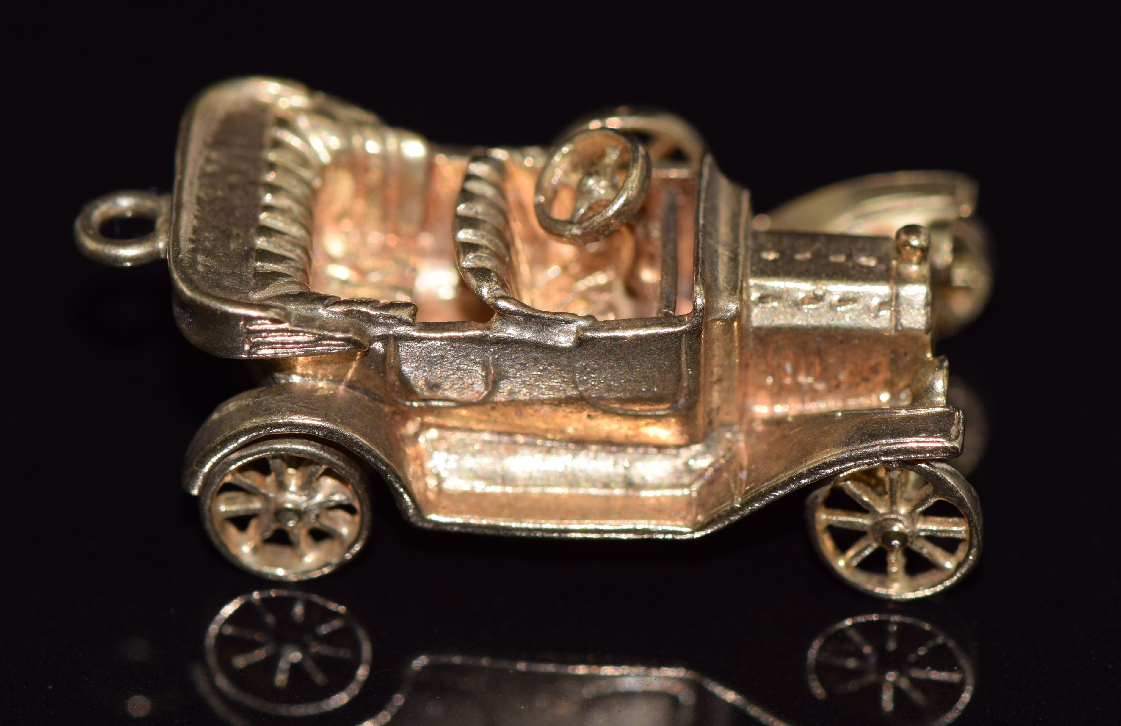 A 9ct gold pendant/ charm in the form of a car, 7.2g
