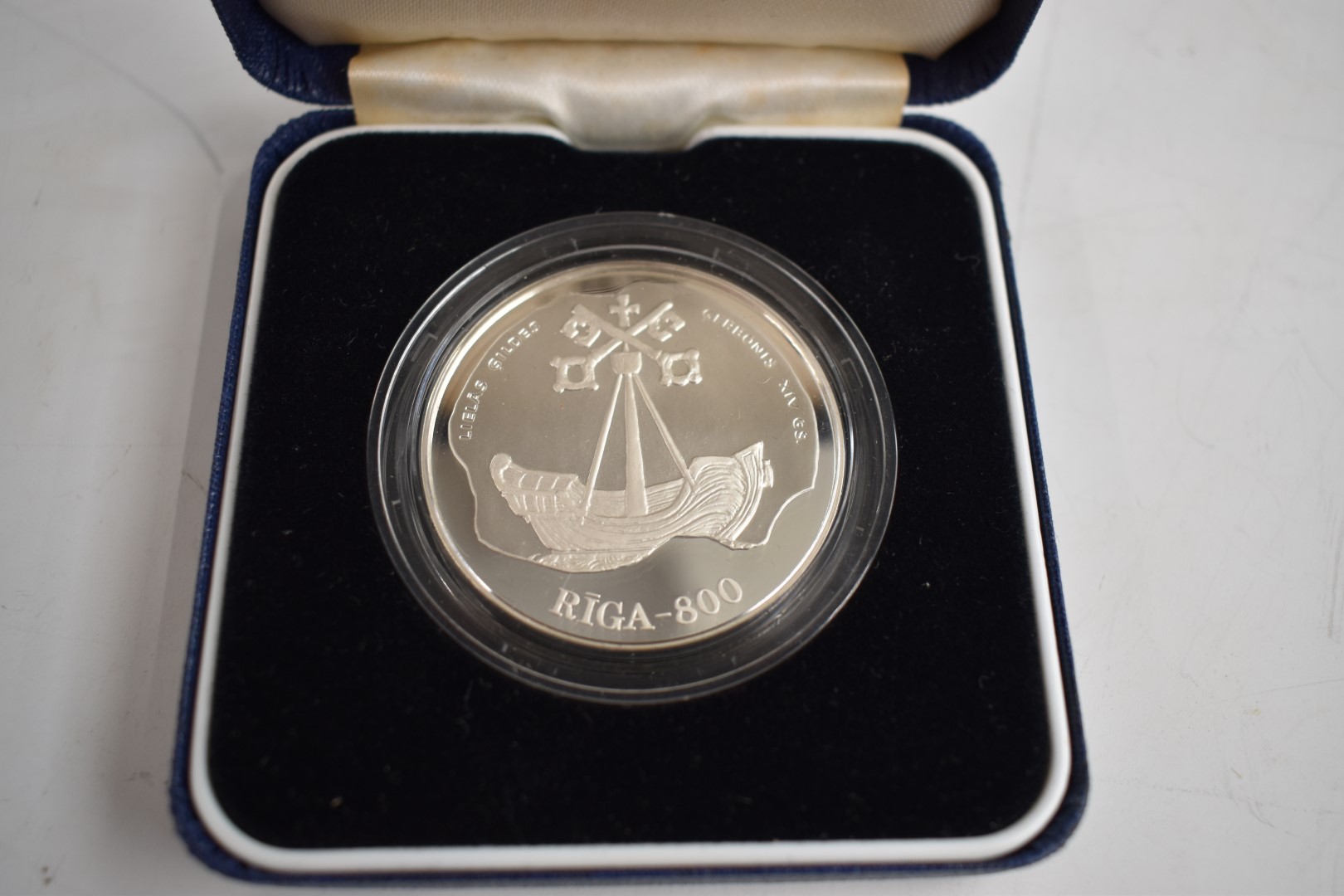 Latvia Republic History of Seafaring commemorative silver 10 Latu coin, with certificate in original - Image 2 of 4