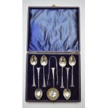 Edward VII cased set of hallmarked silver teaspoons, tongs and sifter, Birmingham 1902, maker