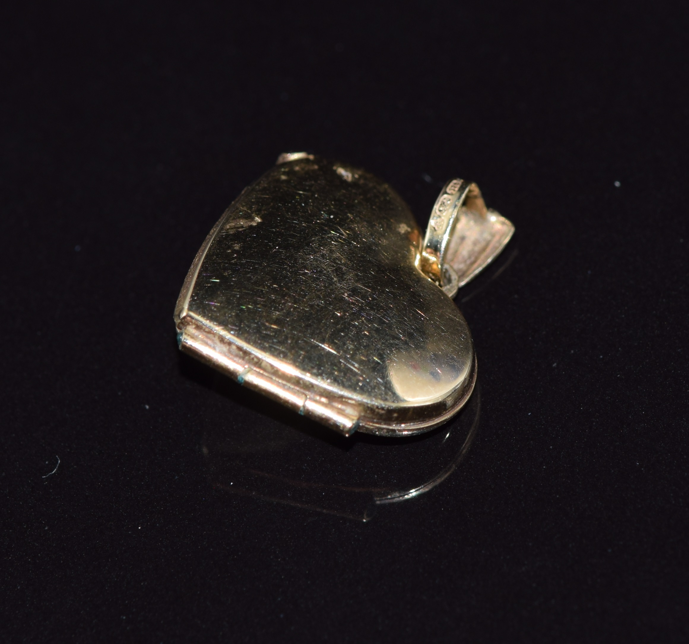 A 9ct gold locket set with a diamond, 1.4g - Image 2 of 2