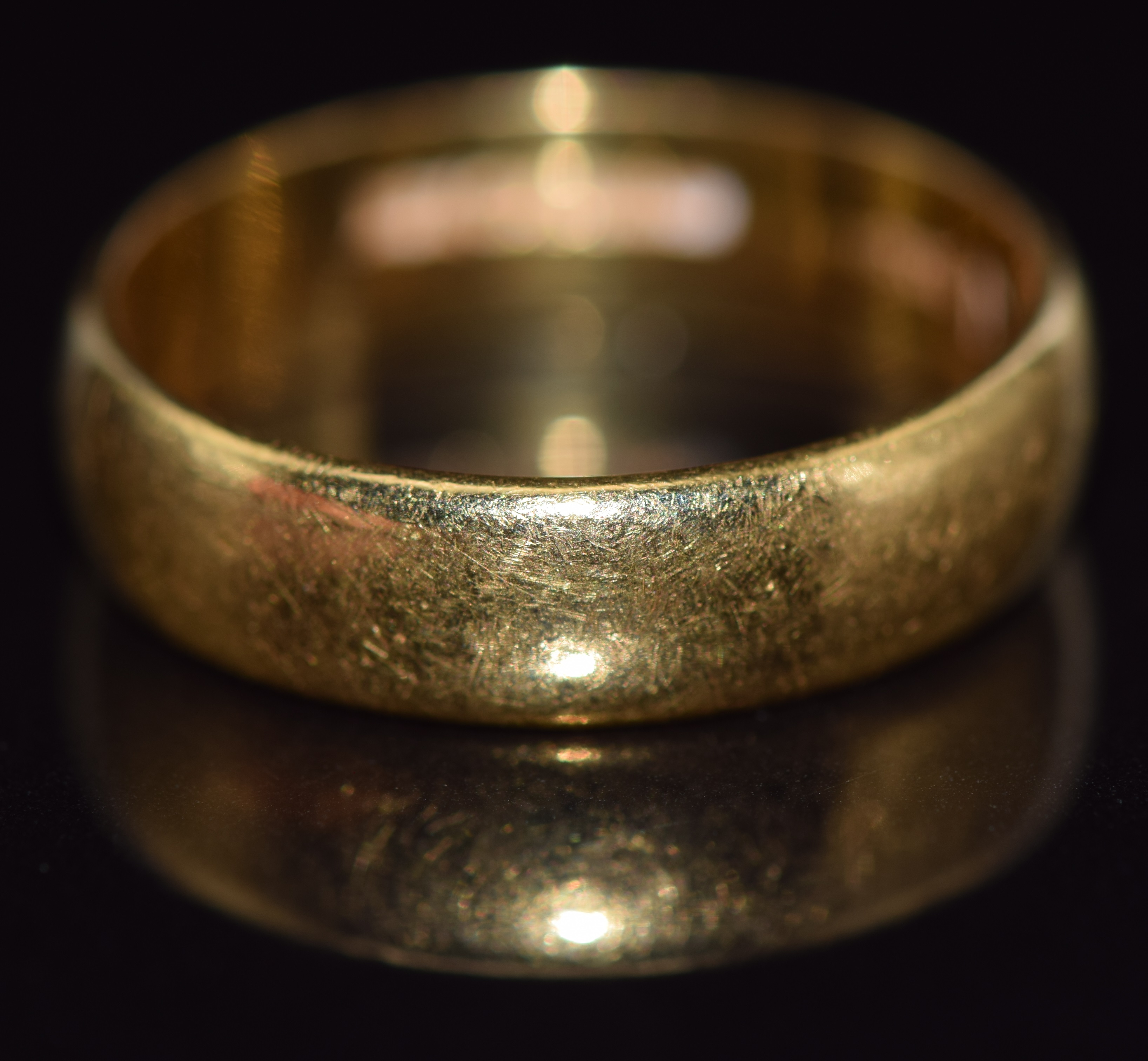A 22ct gold wedding band / ring, 4.6g, size M