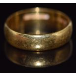A 22ct gold wedding band / ring, 4.6g, size M