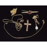 A 9ct rose gold cross, 9ct gold necklaces and a 9ct gold bar brooch, 8.6g