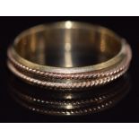 A 9ct gold ring with rope decoration, size T/U, 4g