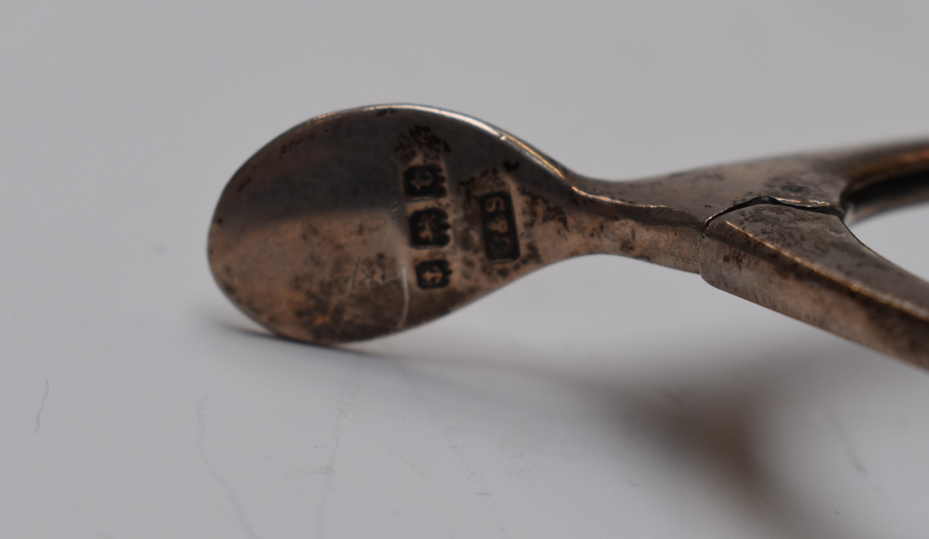 A pair of hallmarked silver novelty sugar nips in the form of wishbone, Birmingham 1918, maker - Image 3 of 3