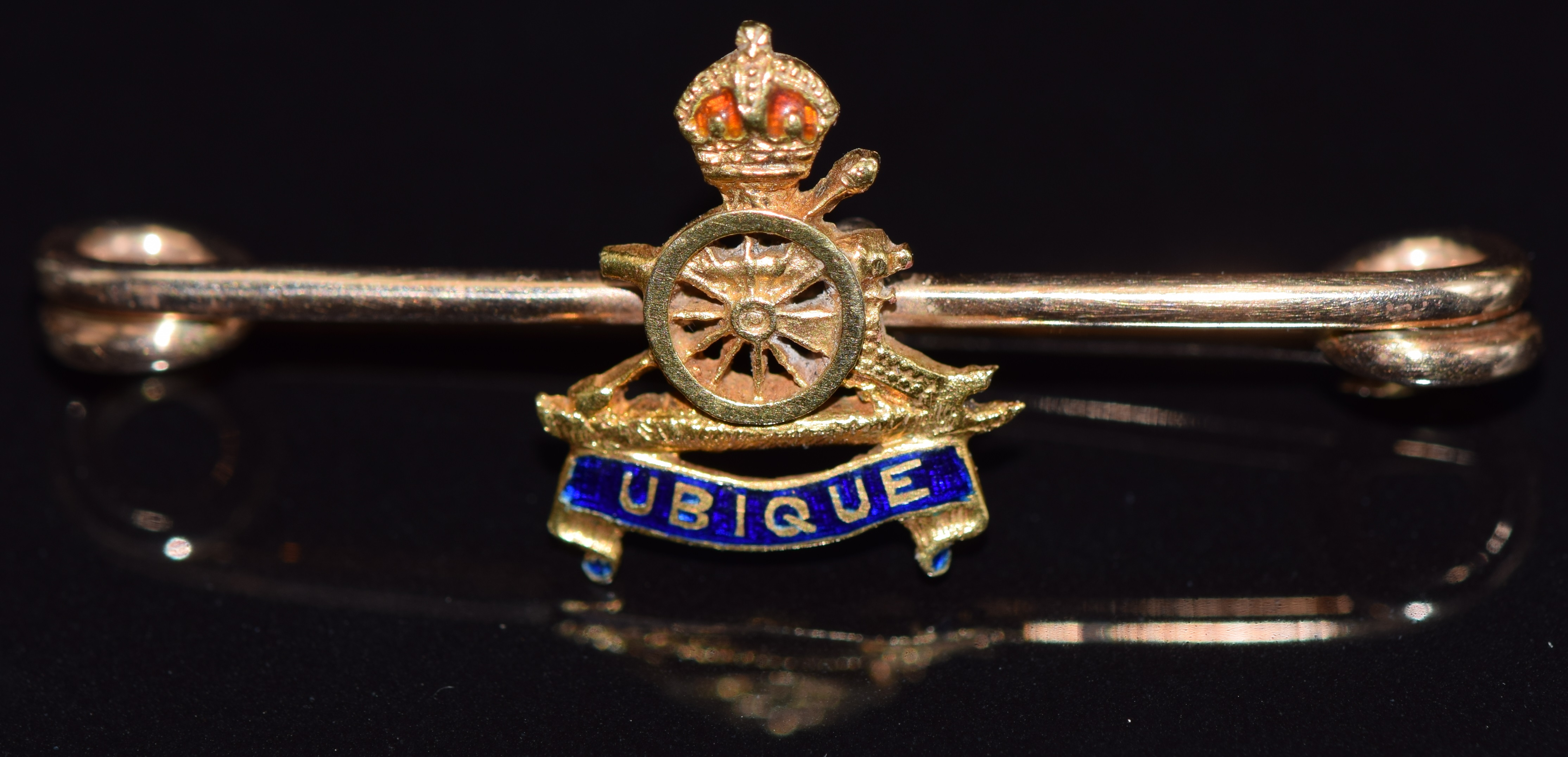 A yellow metal Royal Artillery 'Ubique' sweetheart brooch, 3.1g, 3.5cm long, in original box