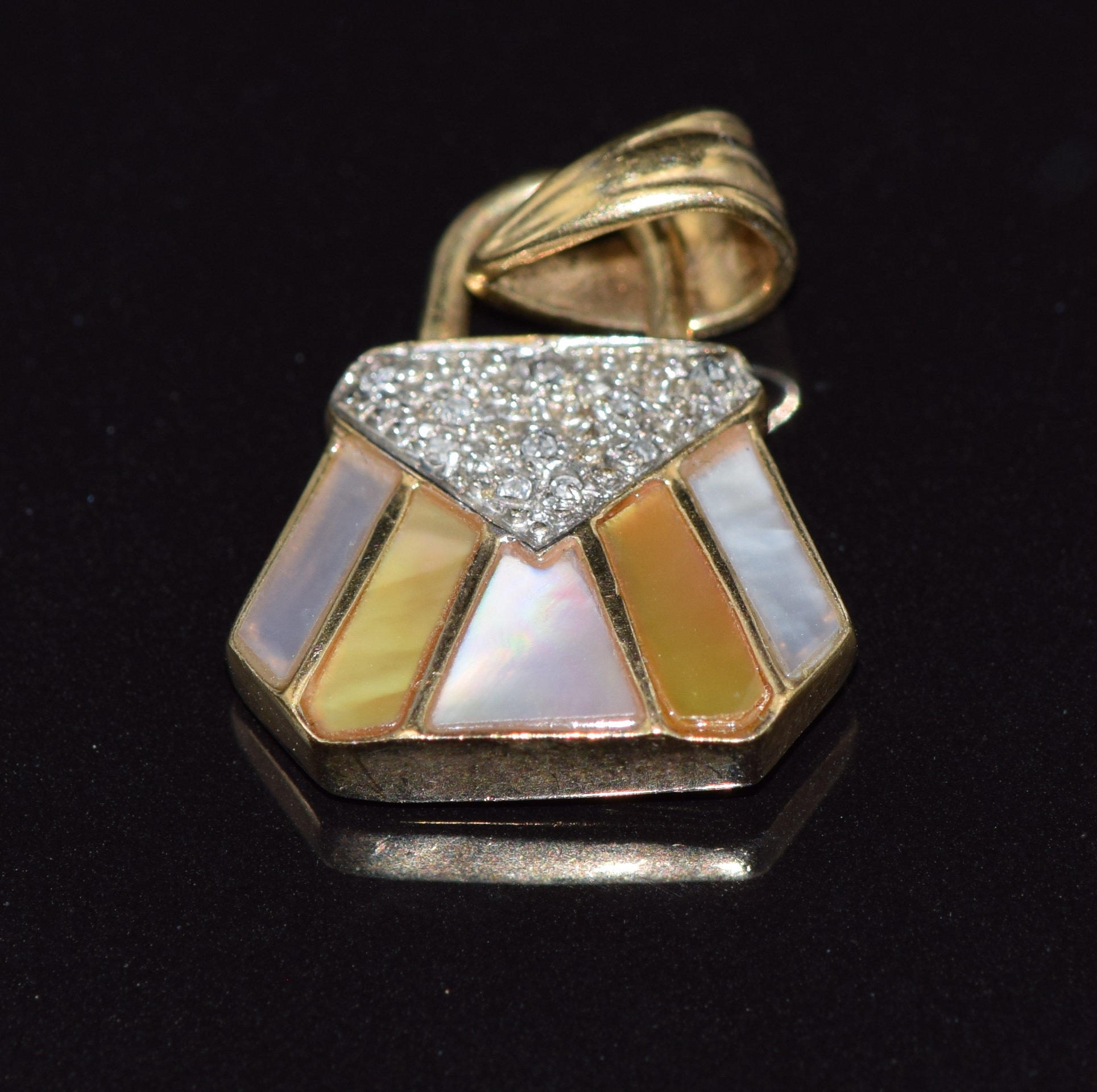 A 9ct gold pendant set with mother of pearl and diamonds, 2.5g, 2.3 x 1.5cm