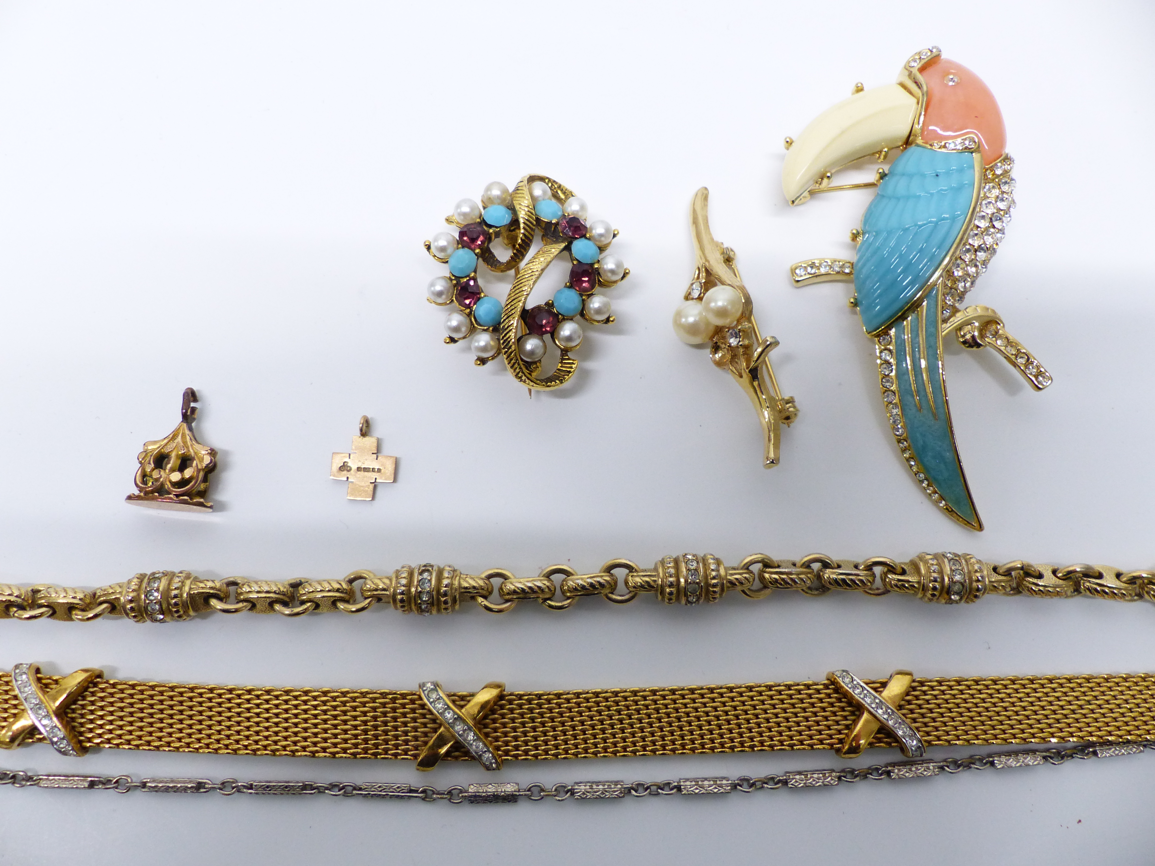A collection of costume jewellery including pearl necklace, silver bangle, silver brooch depicting a - Image 7 of 7