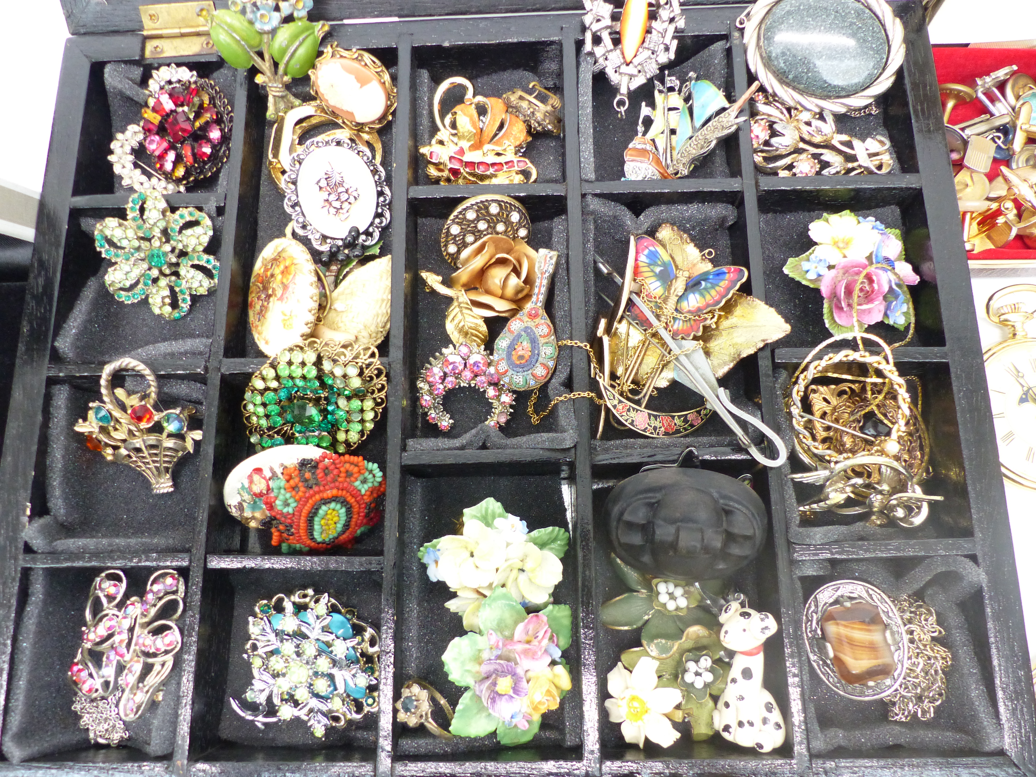 A collection of costume jewellery including earrings, brooches including vintage, micro mosaic, - Image 4 of 5