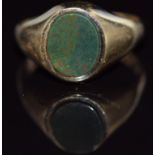 A 9ct gold signet ring set with bloodstone, 2.6g, size N